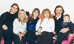 Семья Боярских в полном составе: сын Сергей, невестка, дочь Лиза, жена Лариса, сам Михал Сергеич с внучкой Катенькой