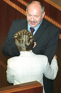 С Юлией Тимошенко у Пискуна по-прежнему отношения непростые. "Испытывать теплые чувства к прокурору, когда на кону деньги и собственность, сложно... " Фото PHL