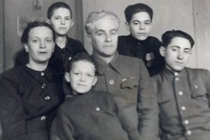 Иосиф (на переднем плане) с мамой Идой Исааковной, отчимом Моисеем Моисеевичем Раппопортом и братьями