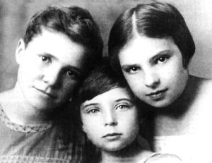 Три сестры — Наталья, Ольга и Елена Аросевы, середина 30-х годов