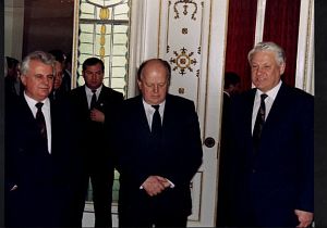 Беловежская Пуща, 1991 год. Леонид Кравчук, Станислав Шушкевич, Борис Ельцин. Советскому Союзу скоро конец...