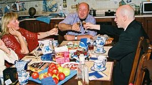 С Новым годом! За все хорошее! Александр Коржаков с супругой Еленой и Дмитрий Гордон