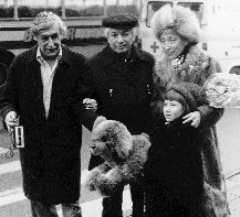 12 декабря 1980 года. Писатель Виктор Некрасов встречает Владимира Войновича с супругой Ириной и дочерью Олей в Мюнхенском аэропорту