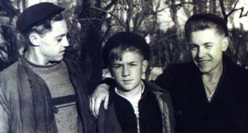 «В Москве было четыре криминальных района: Марьина Роща, Измайлово, Сокольники и Лефортово». Лева (в центре) с друзьями. Лефортово, 1944 год