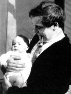 С отцом, Кембридж, 1928 год. В то время Петр Капица работал в лаборатории знаменитого физика Эрнеста Резерфорда. «Тогда Кембридж был центром общемировой физики: все наиболее существенные открытия тех лет сделаны там»