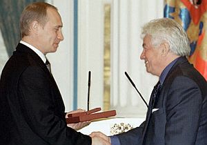 Как времена изменились! Выходец из КГБ СССР Путин вручает антикоммунисту и античекисту Войновичу Государственную премию России. Июнь 2001 года