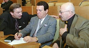 «Махну, не глядя, думский кабинет на тихий, с райской яблоней, пригорок...». Депутаты Российской Госдумы — Владислав Третьяк, Иосиф Кобзон и Александр Розенбаум во время заседания