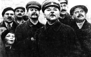 Парад в Тушино. Александр Аросев с дочерьми (впереди Оля), Лазарь Каганович, Иосиф Сталин, Клим Ворошилов и другие, 12 июня 1935 года. «Как не стыдно, — сказал Сталин, — большие встали, а маленьким детям ничего не видно»