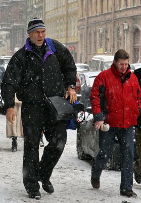 По улицам родного Питера Николай редко ходит пешком — мешает известность. «Узнают, просят автограф... Если начинаешь что-то подписывать, собирается еще больше людей, но популярность надо воспринимать нормально, как снег или дождь. Да и вообще, в Санкт-Петербурге народ в основном воспитанный»