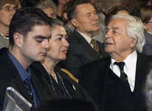 С сыном Петей и женой Катлин на премьере. «Катя — она очень жесткая, но я на нее не в обиде»