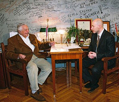 Дмитрий Гордон беседует с Юрием Петровичем в его историческом кабинете на фоне знаменитой «музейной» стены, испещренной автографами выдающихся современников