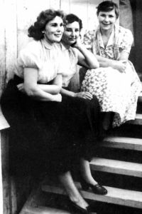 Актрисы Вера Васильева, Бронислава Тронова и Ольга Аросева на целине, 1952 год