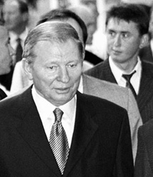 Николай Мельниченко (справа на заднем плане): «Кучма был убежден, что никакая разведка, никакой отдельно взятый человек не сможет его записать, потому что ни снаружи, ни изнутри к нему подобраться было невозможно»