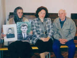 В суде с родителями Юрия Мозолы, замученного во Львовском следственном изоляторе СБУ (март, 2002 г.)