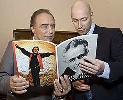 С Дмитрием Гордоном. «Прожив столько лет, я никого не подвел, не обманул и никому не причинил зла. Поэтому и отношение к себе чувствую только доброе». Фото Феликса РОЗЕНШТЕЙНА