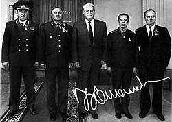 Вся президентская рать после награждения за защиту Белого дома. 1993 г. Слева — направо: Коржаков, Грачев, Ельцин, Ерин, Голушко