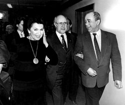 Году в 1988-1989-м Галина Вишневская, Мстислав Ростропович и крупный американский меценат Арманд Хаммер привезли в Москву огромную партию одноразовых шприцев. По тем временам это был поистине царский подарок. Виталий Коротич с Вишневской и Ростроповичем в редакции «Огонька»