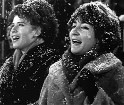 Валентина Толкунова (слева) в музыкальном фильме «На два часа раньше», 1967 год