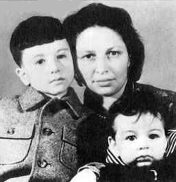 Саша Розенбаум с мамой Софьей Семеновной Миляевой и братом Владимиром, начало 50-х. Брат Александра Яковлевича ушел из жизни в 2005 году, а мать — буквально на днях, 8 октября