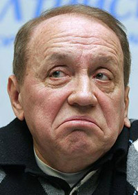 «Я, слава Богу, не похож на мальчишку, каким был, впервые попав на экран. Нормально выгляжу — не хуже, не лучше. Папе с мамой надо сказать спасибо...»