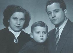 В метрике Савик был записан как Шевелис Шустерис и долго интересовался у родителей, почему они дали ему столь ботаническое имя