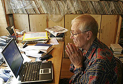 «Мы по казарменному коммунизму шли, улыбаясь, как по карнизу, — так неужели, чтобы кормиться, придем в казарменный капитализм?»