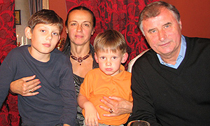 С супругой Натальей и внуками Сергеем и Богданом. Наталья — бывшая фигуристка и театровед — «футболом не увлекается, хотя после замужества стала больше его понимать, даже ценить»