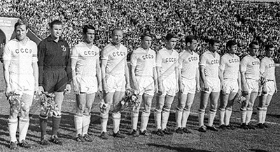 1967 год, cборная СССР по футболу: Альберт Шестернев, Лев Яшин, Валерий Воронин, Эдуард Стрельцов, Александр Ленев, Валентин Афонин, Йожеф Сабо, Анатолий Бышовец, Федор Медвидь, Василий Данилов и Игорь Численко