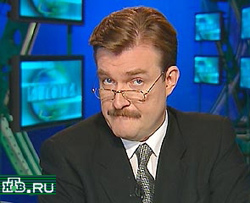 На первом частном канале НТВ, принадлежащем Владимиру Гусинскому, Евгений Алексеевич поначалу возглавлял совет директоров, а затем стал гендиректором
