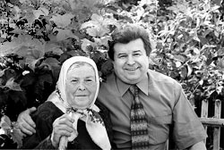 "Мама говорит: "С деньгами я чувствую себя человеком". Поэтому, приезжая домой, обязательно привожу пару пачек по пять-десять гривен"