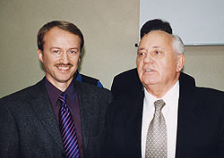 "Жестокое противостояние 88-89-го годов, страсти Пленумов ЦК, октябрь 93-го, когда танки били по Белому дому, - все это еще предстояло пережить". Александр Зинченко и Михаил Горбачев