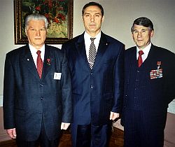 Слева направо: Герой Советского Союза, генерал-майор, первый руководитель группы "Альфа" Российской Федерации Геннадий Зайцев, кавалер ордена "За мужество", генерал-лейтенант, первый руководитель группы "Альфа" Украины Василий Крутов и Герой Советского Союза, генерал-майор, первый руководитель группы "Альфа" КГБ СССР Виталий Бубенин