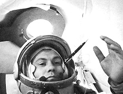 Я первый космонавт-украинец, поэтому, когда очухался от невесомости, включил все, какие есть, передатчики и завел на всю Вселенную: "Дивлюсь я на небо та й думку гадаю... "