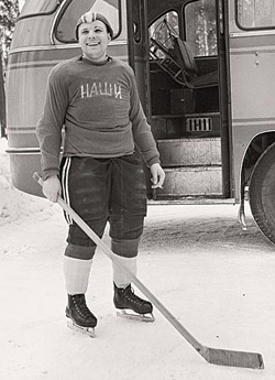 Капитан хоккейной команды космонавтов "Наши" Юрий Гагарин. 1963 г.