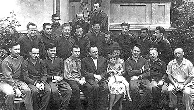 Первый отряд советских космонавтов в неполном составе. Сидят в первом ряду слева направо: Павел Попович, Виктор Горбатко, Евгений Хрунов, Юрий Гагарин, Сергей Павлович Королев, его жена Нина Королева с дочкой Поповича Наташей, Евгений Карпов, Николай Никитин (тренер по парашютной подготовке), Евгений Федоров (врач). Стоят во втором ряду слева направо: Алексей Леонов, Андриян Николаев, Марс Рафиков, Дмитрий Заикин, Борис Волынов, Герман Титов, Григорий Нелюбов, Валерий Быковский, Георгий Шонин. В заднем ряду слева направо: Валентин Филатьев, Иван Аникеев и Павел Беляев. Май 1961 г., Сочи