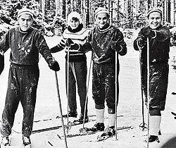 Даже лыжные прогулки превращались в тренировки. Слева направо: Андриян Николаев, Валентина Терешкова, Валерий Быковский, Павел Попович. 1962 г.