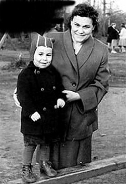 Матери Шифрина было 36 лет, когда она как жена врага народа отправилась за мужем на Колыму. В 41 родила третьего сына, которого назвали Нахимом