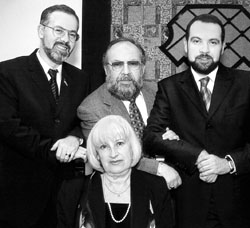 Дмитрий Табачник с братом (найдите 10 отличий) и родителями